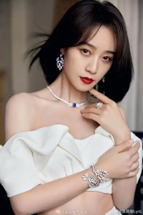 蓝盈莹穿白色露腰长裙秀曼妙曲线 自侃吸肚子腹肌总会有