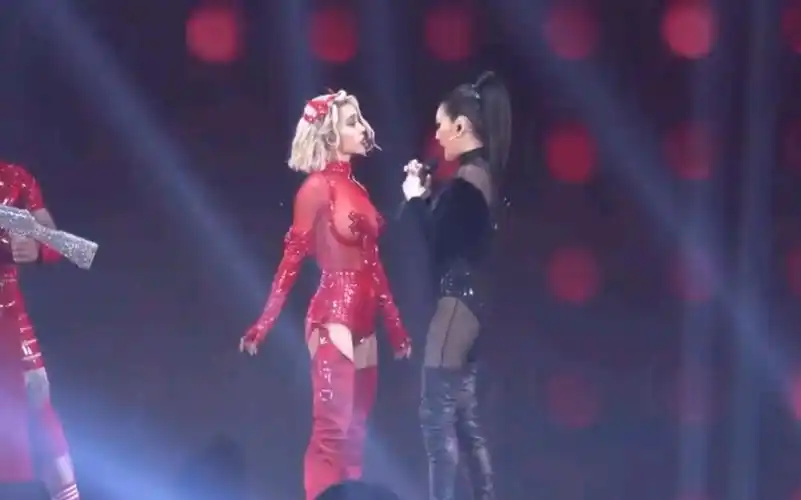 小s助阵蔡依林演唱会,两人一计"热吻杀",燃爆现场