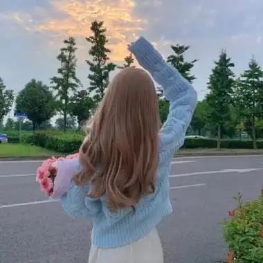 唯美夕阳抱花女生背影头像图片