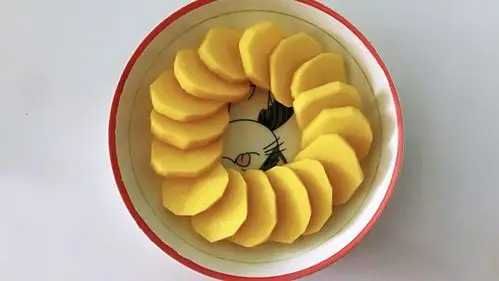 土豆花环,拿一个深点的盘子,土豆挨个挨个摆上去,直到盘中摆满,成环状