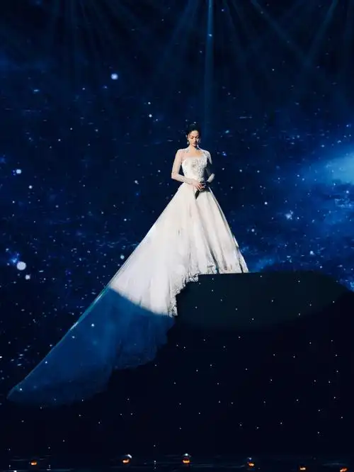 张韶涵innorareve奢华主纱银河藏进裙摆