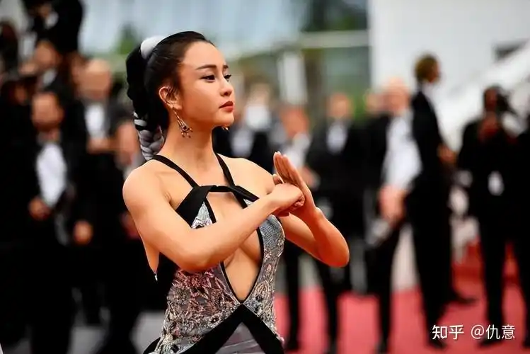 脸红!男网红走红毯东北大花蹭爱国人设,被驱赶5次却仍岿然不动