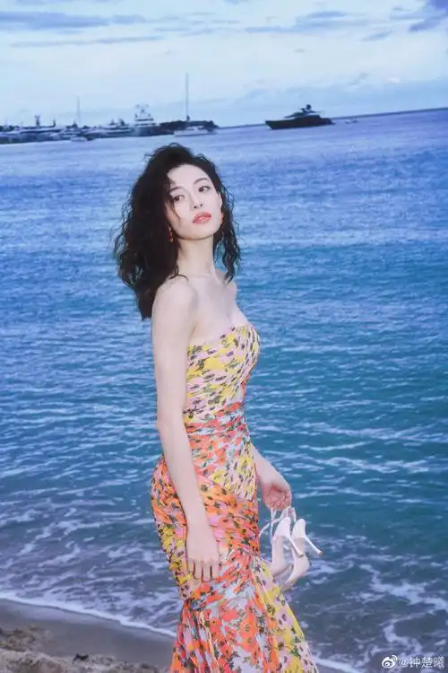 钟楚曦520营业照,碎花抹胸裙卷发造型,复古港风海边度假美人~#钟楚曦