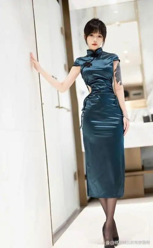 侧开口设计的改良版高开叉真丝旗袍裙个性时尚又典雅迷人