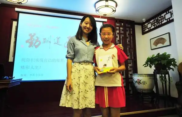 北大美女作家李若辰走进育英学校,分享"学习如何抄近道"!
