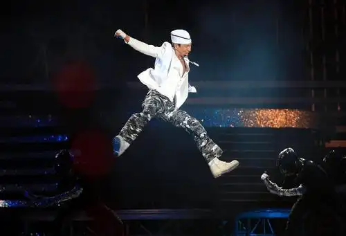 刘德华演唱会现场13万人看,而他的1381万人看直播,记录无人能破