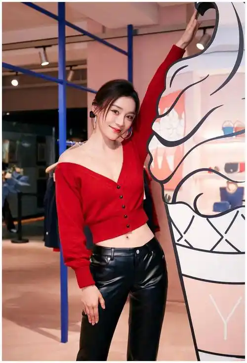 袁姗姗真会穿,v领露脐衫配皮裤好飒,165身高穿出两米高气场_身材_皮革