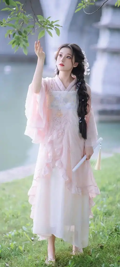 古装美女拿白色笛子仰头摸树叶手机壁纸