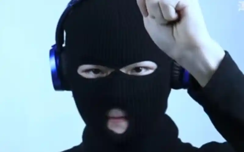 中东悍匪深情演唱dame da ne