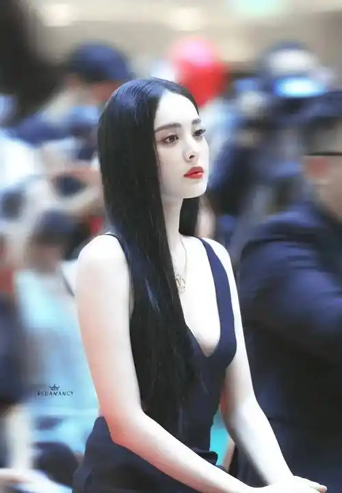 首先,古力娜扎的身材比例非常完美.她身高1.