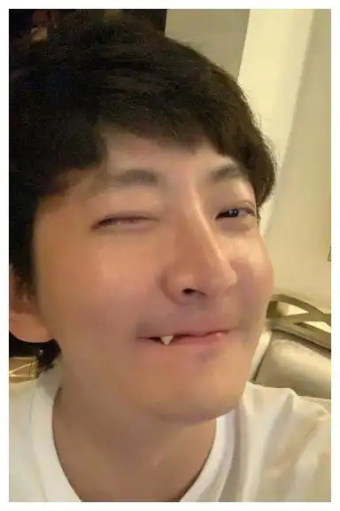 41岁郭京飞年轻时旧照曝光,双眼皮是割的?身旁陆毅的颜值成亮点