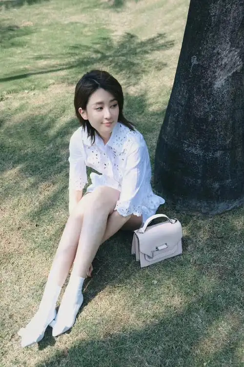 原创乔欣这身材是个女人都会羡慕穿白色镂空套装秀长腿细腰太迷人