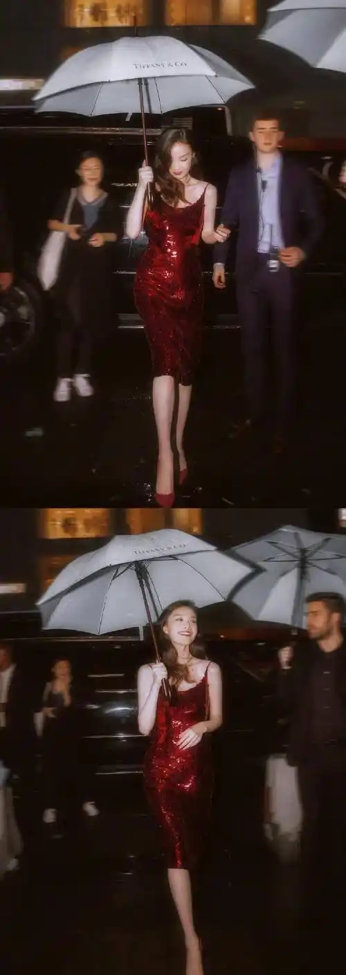 这件红色亮片裙是很多人对于发掘倪妮美感的起点,娇媚美人黑夜中撑起