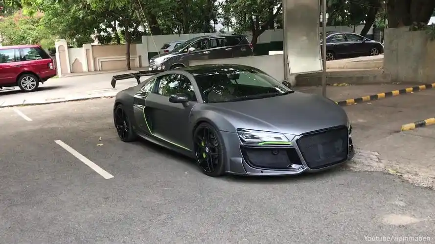 街拍改装奥迪r8 v10炸街暴走 帅的没朋友