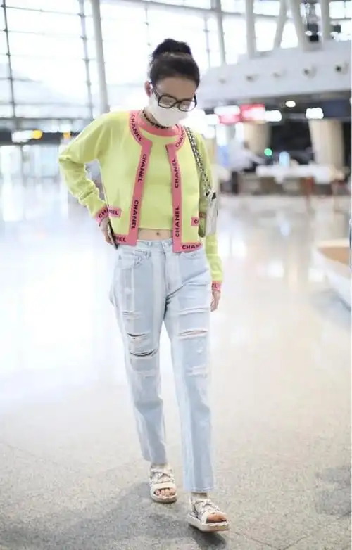 王鸥一身小香装走机场露出肚脐太清凉但却看着不太潮