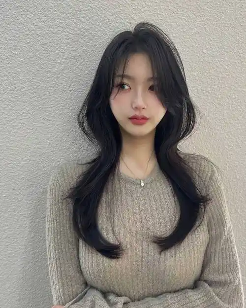 八字刘海长卷发是一款充满浪漫气息的女性发型.