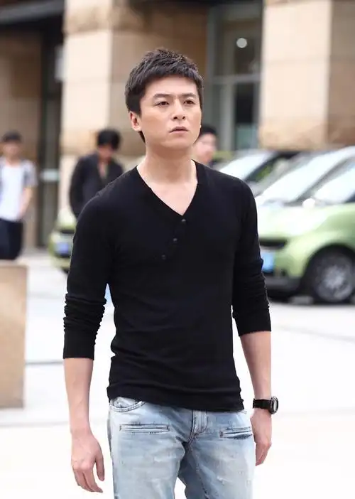 p>朱雨辰,1979年2月27日生于中国上海市,中国内地男演员,2002年毕业