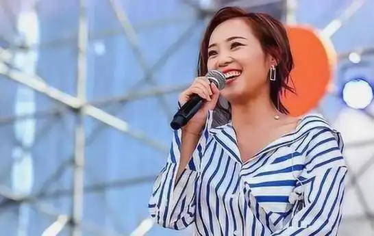 刀郎的妻子得知后,毫不犹豫地前往新疆照顾云朵,以防不测.