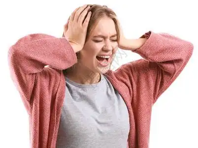 情绪白色背景上愤怒的女人的肖像背景