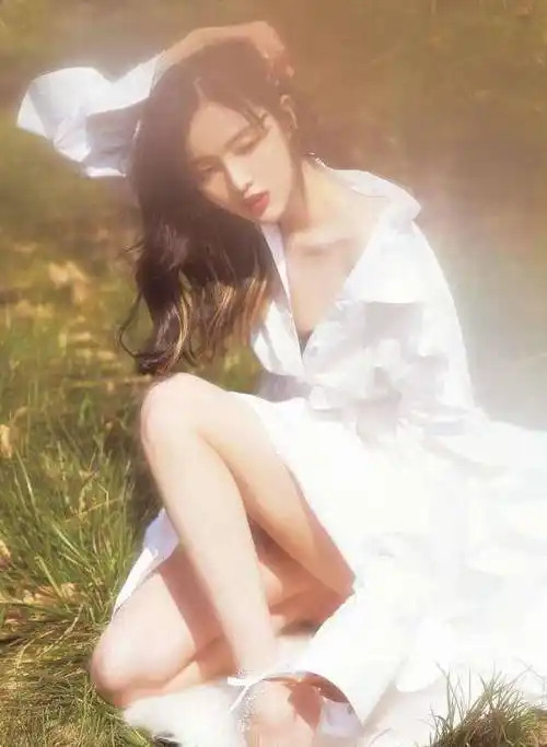 原创吴宣仪的身材是仙女下凡吗从锁骨到脚腕都这么美好像衬衣里面没穿