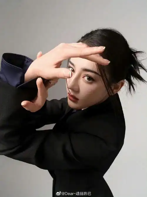 收腰黑西装 长发高挽,干练又帅气#迪丽热巴晒新手艺随拍