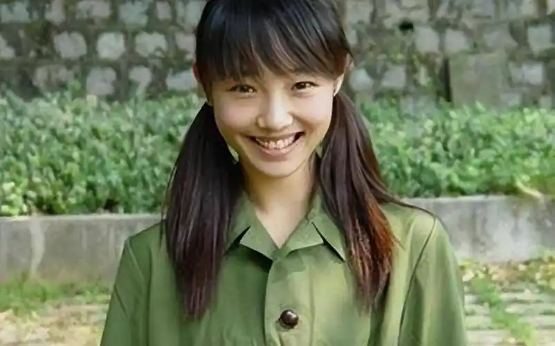 白百何和小鲜肉在国外被拍到接吻搂抱,还有著名的"一阳指"事件