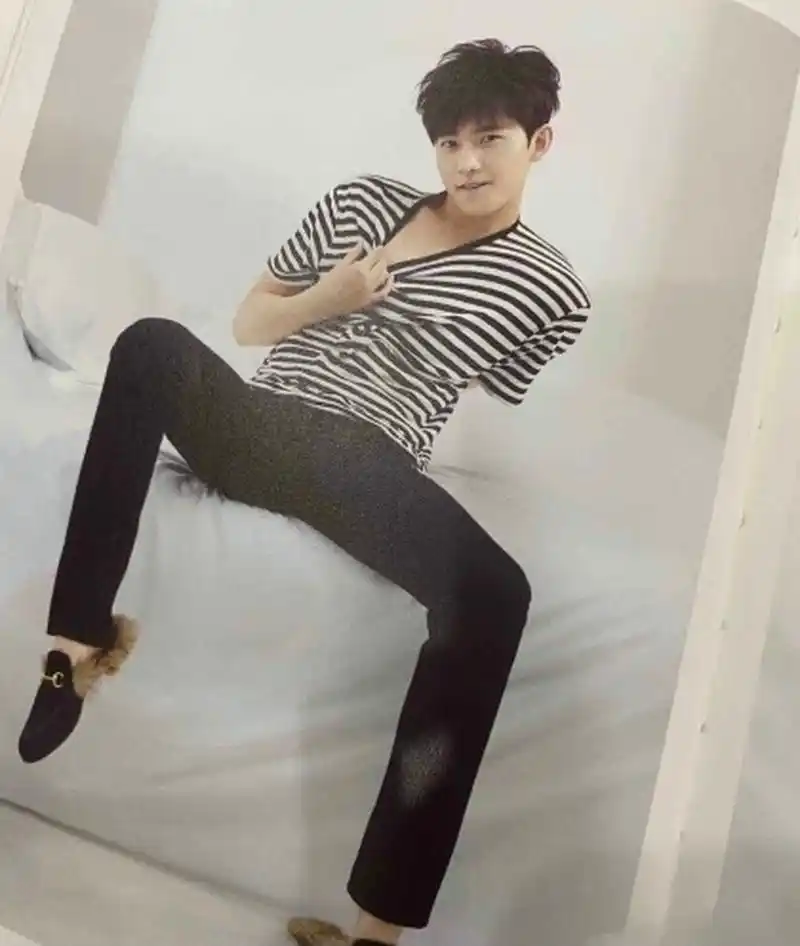 杨洋早期写真已经有油腻的迹象了!