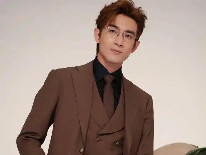 林更新回老家吃烧烤,与朋友三人喝一箱啤酒,非主流发型好显老!