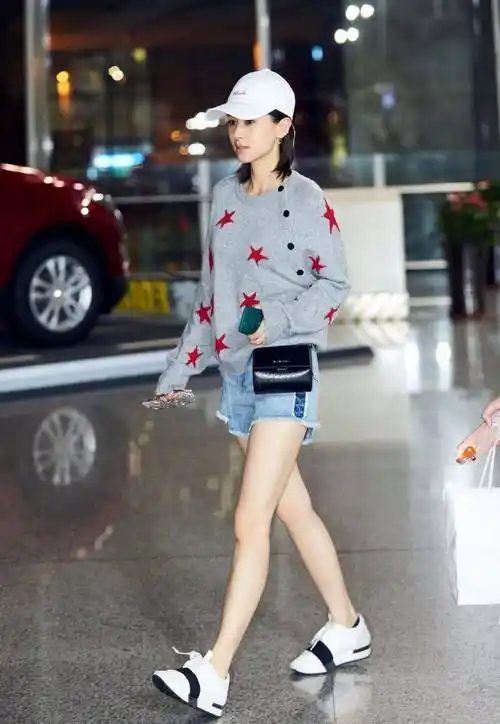 王子文穿短裤再现身,搭长靴还要折叠起来,腿到底有多短?