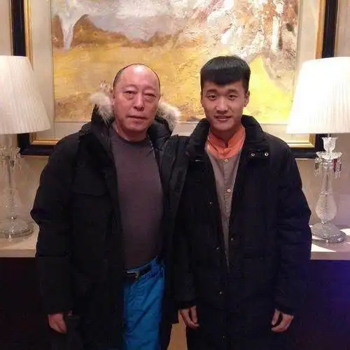 靳东"父亲"生活中娶倪萍妹妹 演技不俗得到张艺谋赏识