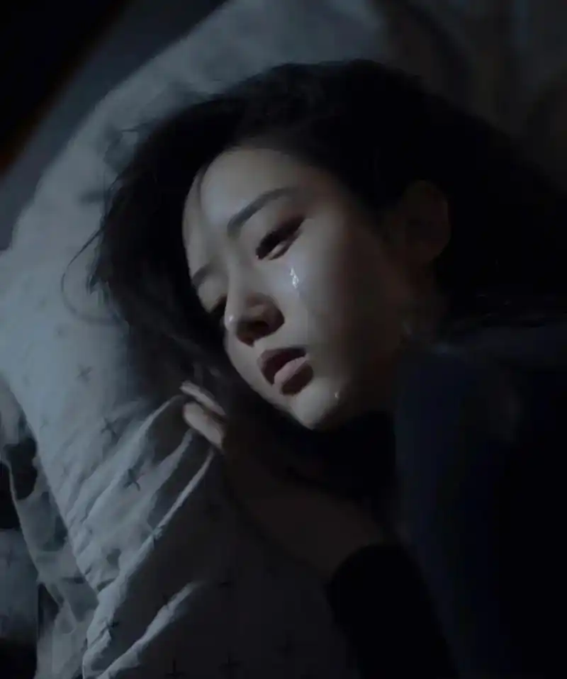 那种躺在床上,眼泪划过鼻梁,流进另一只眼睛,再流到枕头上,再 - 抖音