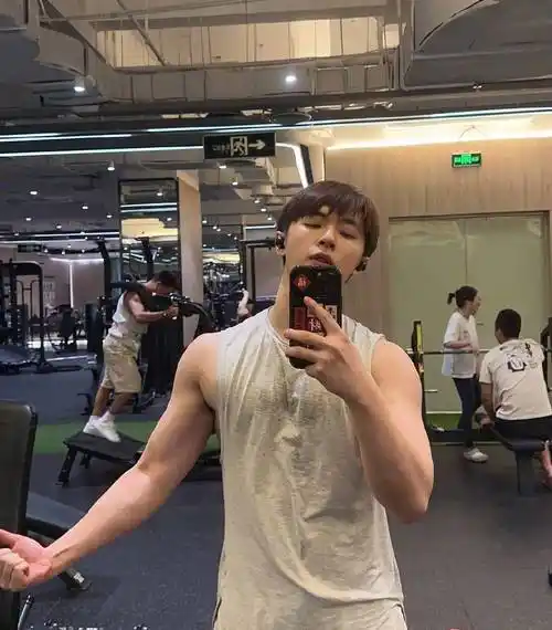 白鹿圈内好友张逸杰回应过度举铁 晒肌肉照荷尔蒙爆棚_网友_争议_是一
