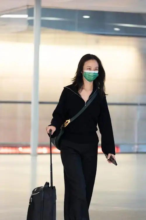 汤唯机场#汤唯黑色休闲装低调现身机场,舒适又松弛,美女状态真貉浇