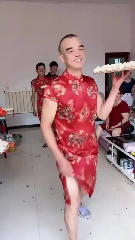 现在娘家人真会玩,男人穿旗袍下厨,不是给新郎下马威吗-度小视