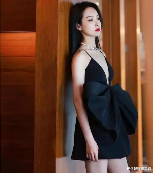 宋茜又一次改变了风格肉色丝袜搭配蝴蝶连衣裙大秀熟女魅力