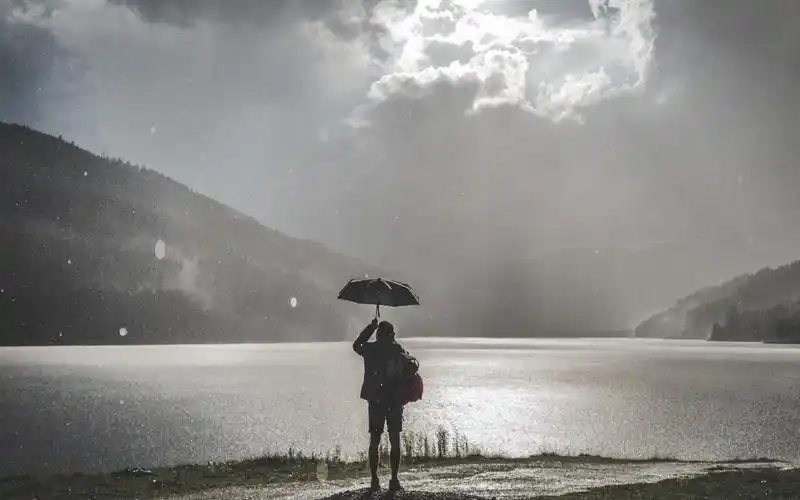 一个男人孤独淋雨伤感背影