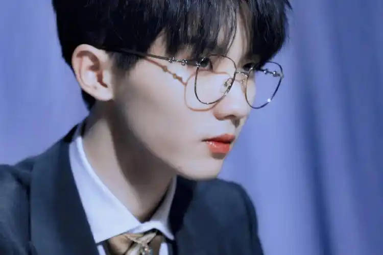 戴眼镜的 好危险哦|眼镜|马嘉祺_新浪新闻