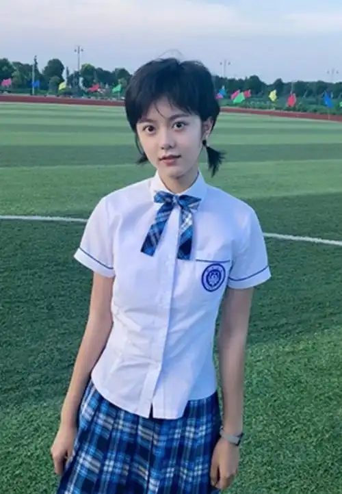 不过比起前辈谭松韵的元气古装扮相↓赵今麦的古装多少还是镇不住场