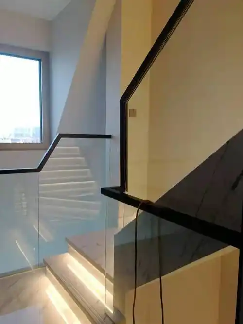 北京别墅自建房超白钢化玻璃楼梯护栏钛金实木扶手玻璃护栏定制