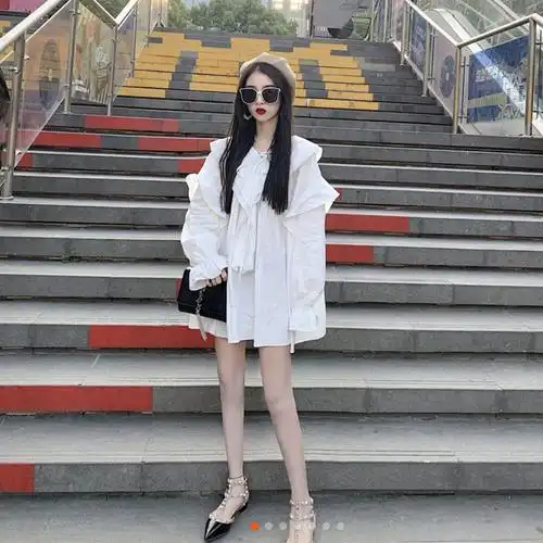 热销快手网红同款女 衣服_社会女快手网红抱走潘婷同款宽松v领荷叶边