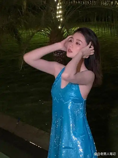 乔欣美人鱼,一身靛蓝色泳衣,夜色下格外迷人