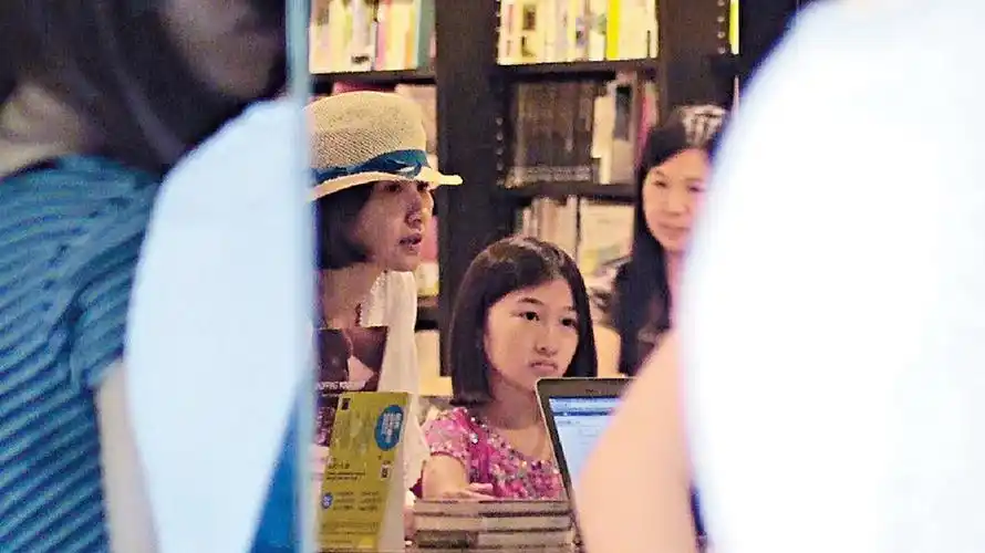 53岁关咏荷带女儿逛书店 肤白貌美容貌不变