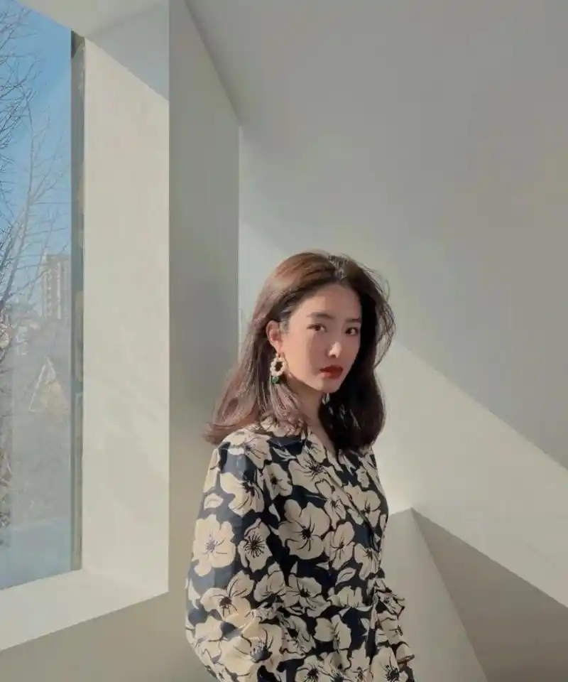 杨采钰最新生活照,依旧是优雅的打扮,时髦却不失舒适,大美女氛围足足