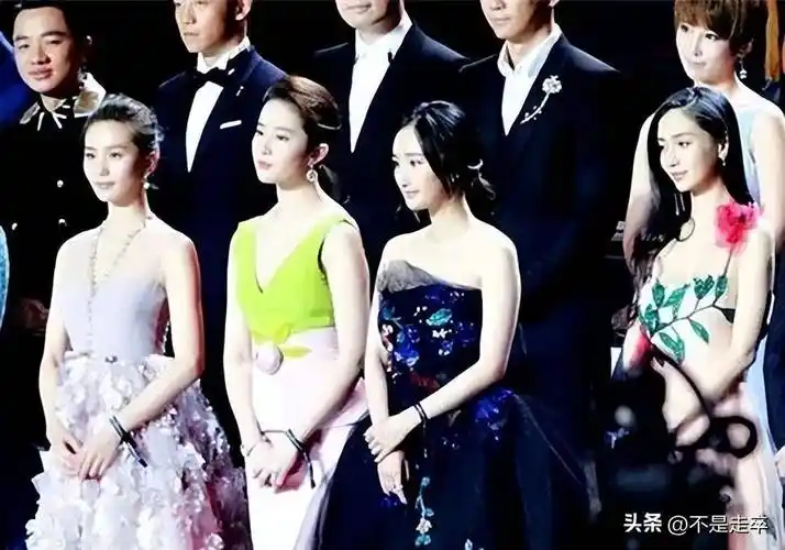 甚至给刘亦菲当时在大赏上的穿搭,取了一个俏皮的名字叫:"寿桃穿搭"