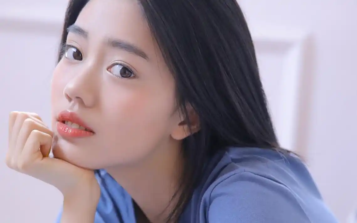 皮肤白皙的养眼女生头像图片(7/7)