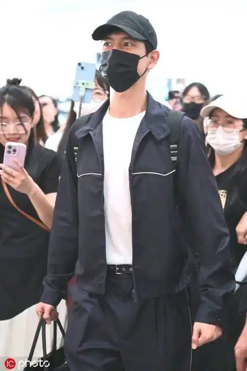 李现北京机场出发 前往戛纳电影节