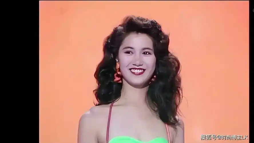 52岁袁咏仪和网红同框站台,一群人秒成"妖魔鬼怪",网友:搞笑