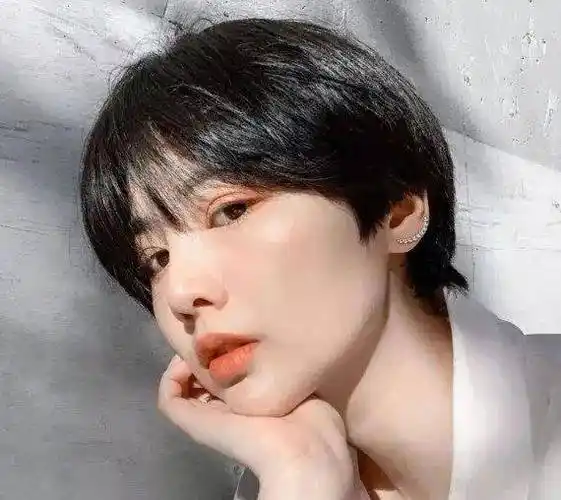 清爽减龄的夏季短发,好看减龄又时髦,特别显脸小