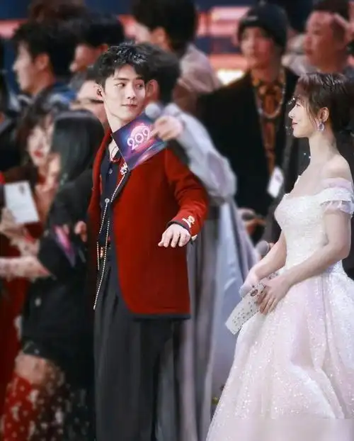 东方卫视跨年花絮肖战和杨紫对视甜笑肖战的绅士手令人瞩目