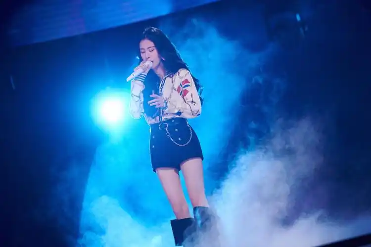 《星空剪影》舞台图奉上,今天的@张碧晨 甜得冒泡儿__财经头条